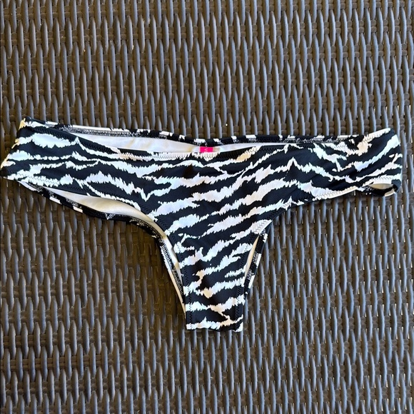 NWOT Victoria's Secret Black and White Zebra Print Cheeky Hipster Bikini bottom - Picture 1 of 5